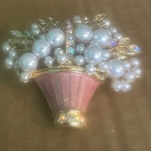 Elegant Pearl and Gold Brooch